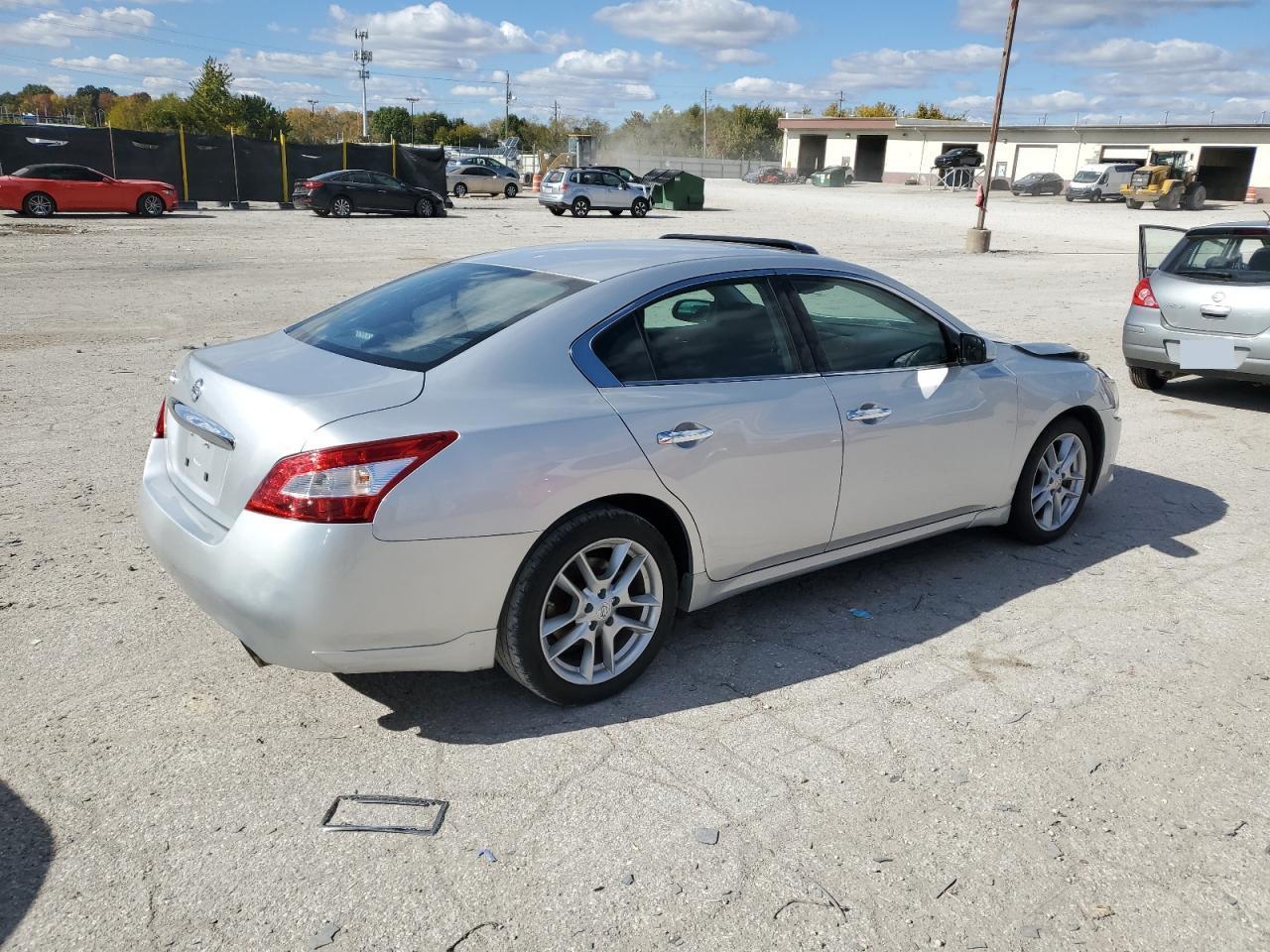 2010 Nissan Maxima S - Image 3