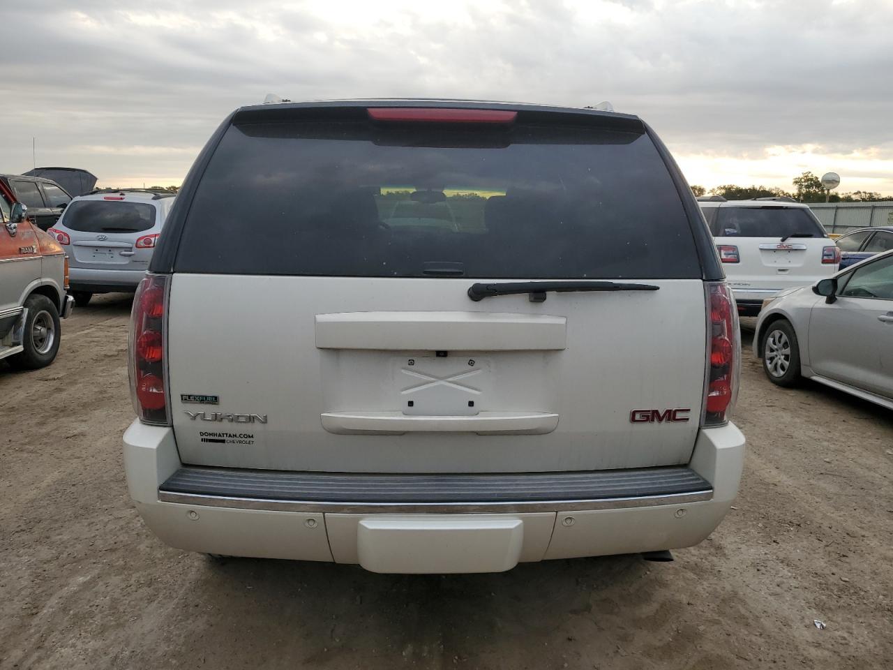 2012 GMC Yukon Denali - Image 6