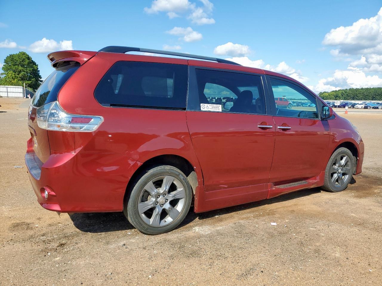 2017 Toyota Sienna Se - Image 3