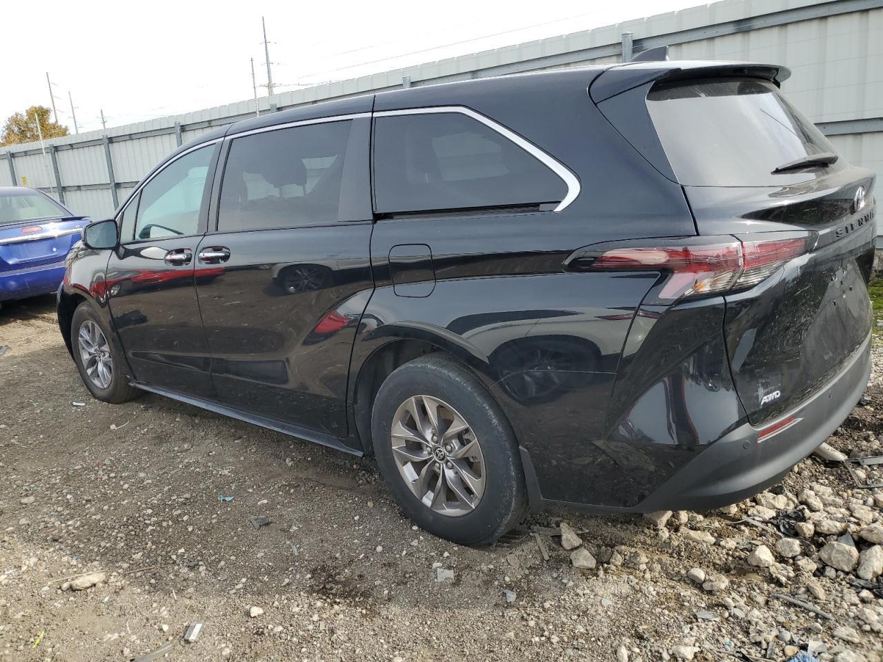 2023 Toyota Sienna Xle - Image 2