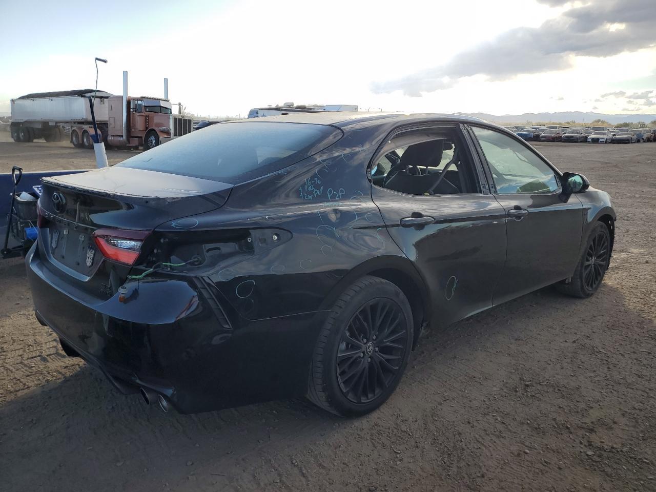 2022 Toyota Camry Se - Фото 3