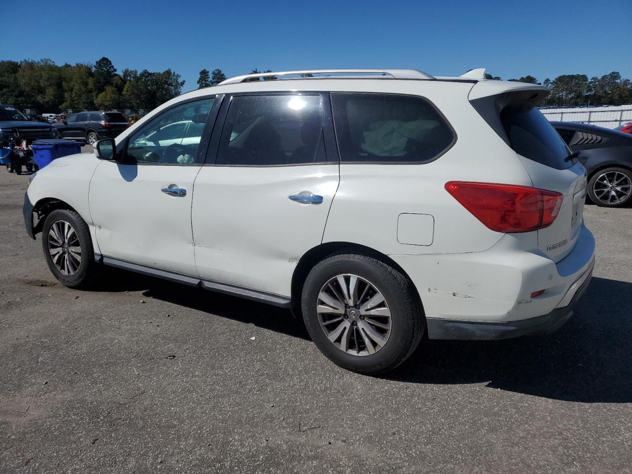 2020 Nissan Pathfinder Sv - Image 2
