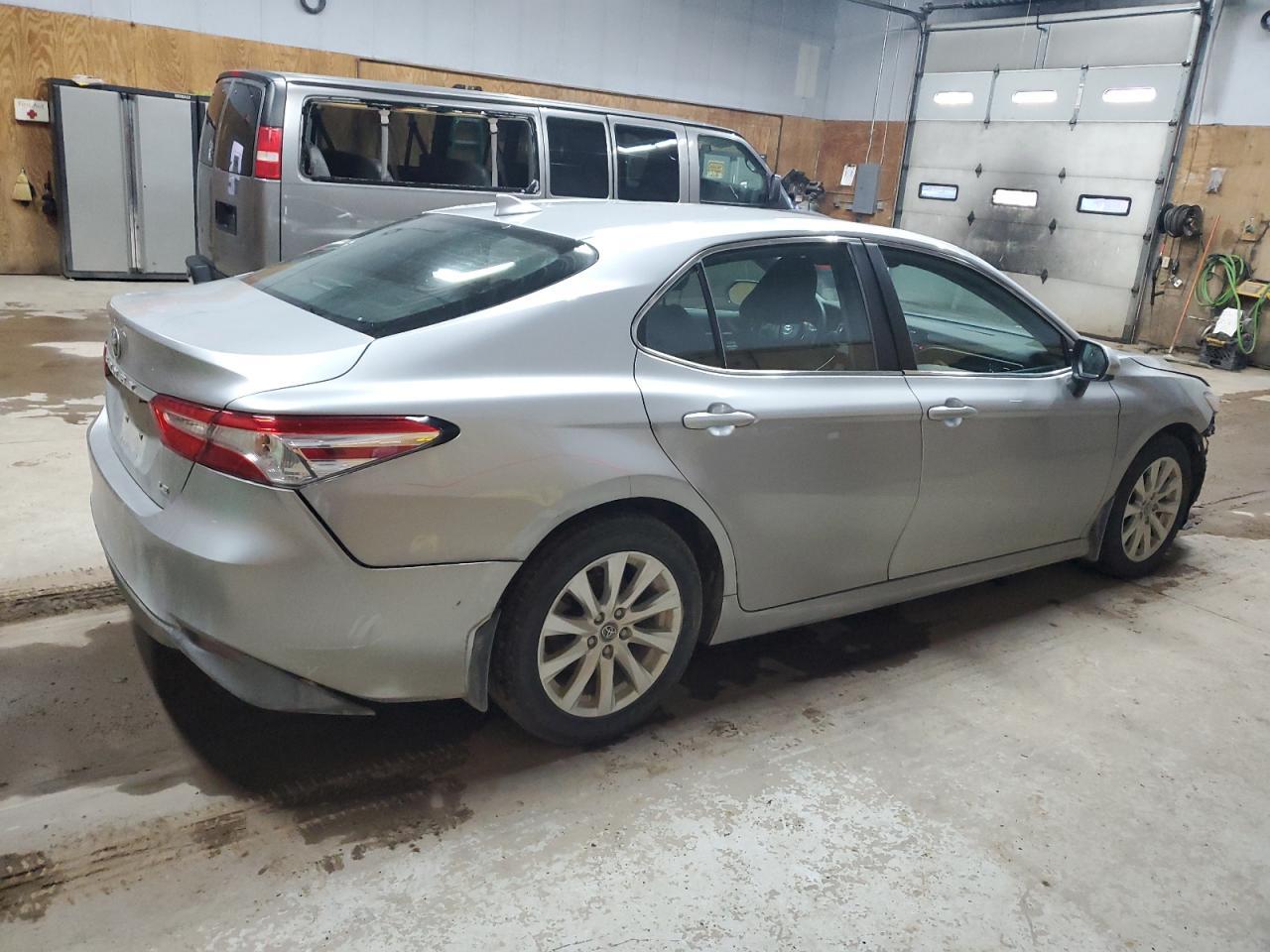 2020 Toyota Camry Le - Фото 3