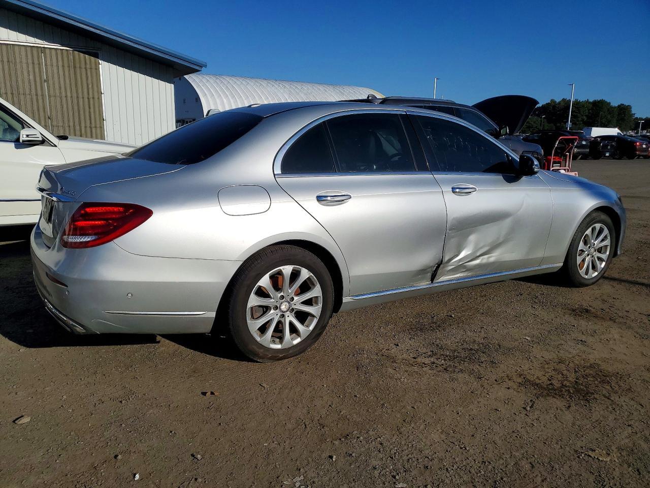 2017 Mercedes-Benz E 300 4Matic - Фото 3