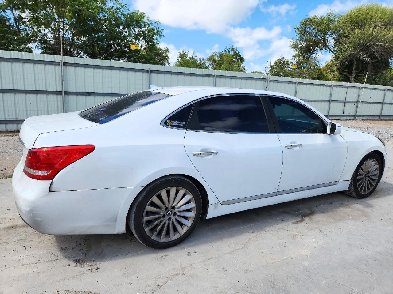 2014 Hyundai Equus Signature - Image 3