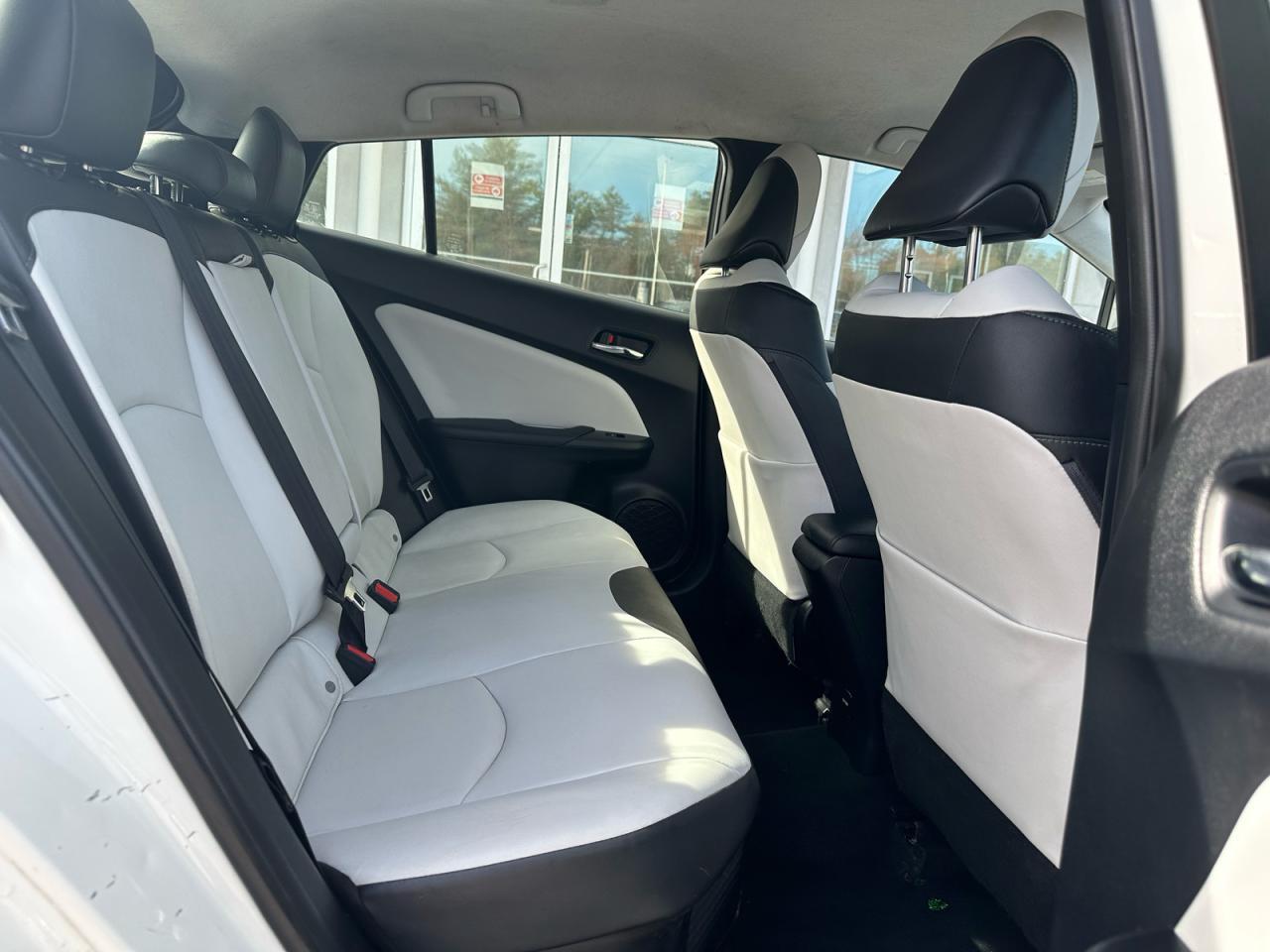 2016 Toyota Prius Four - Image 6