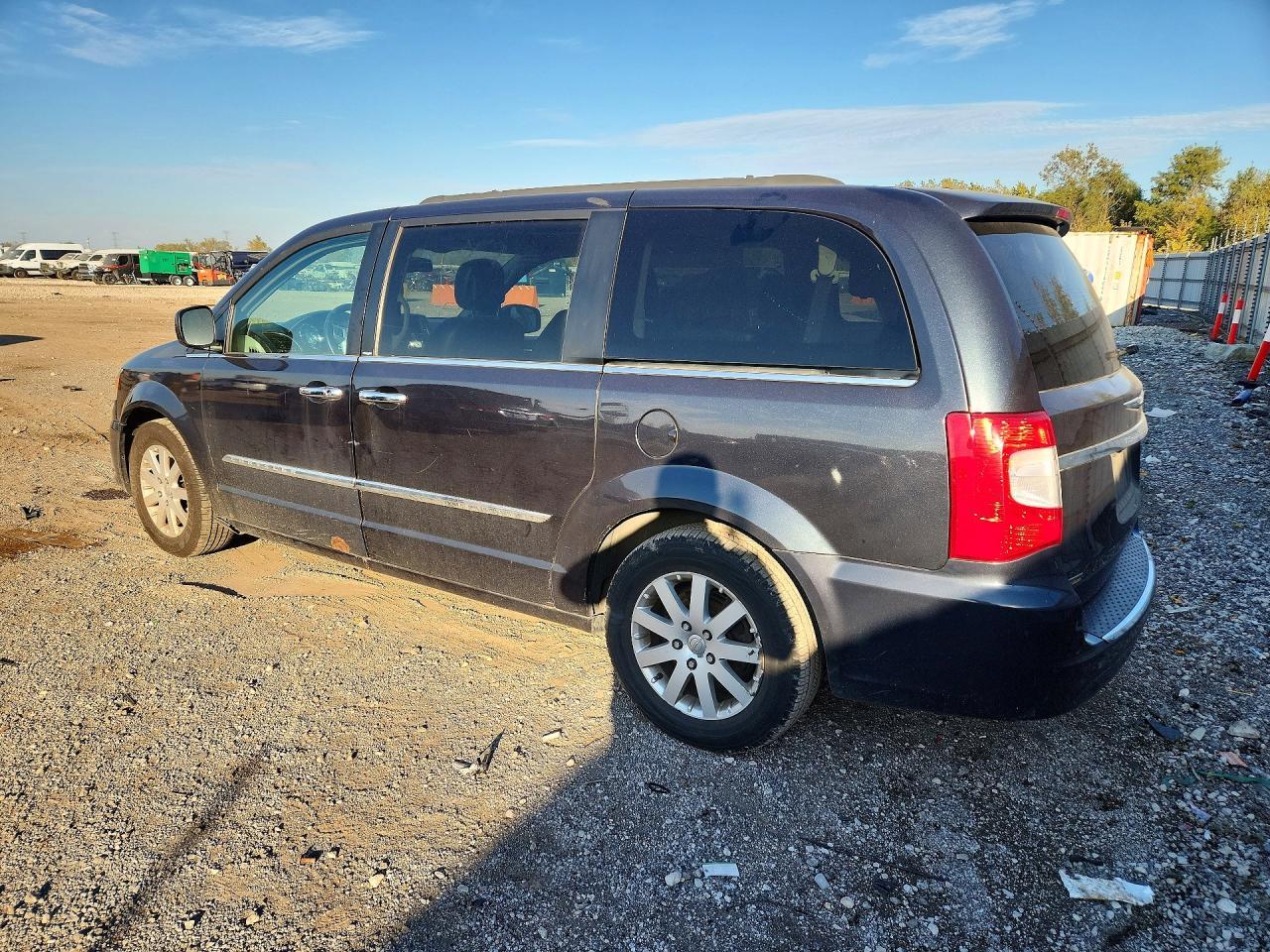 2014 Chrysler Town & Country Touring - Фото 2