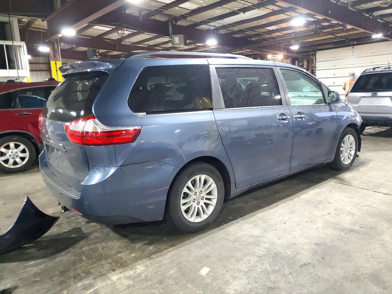 2017 Toyota Sienna Xle 8-Passenger - Фото 3
