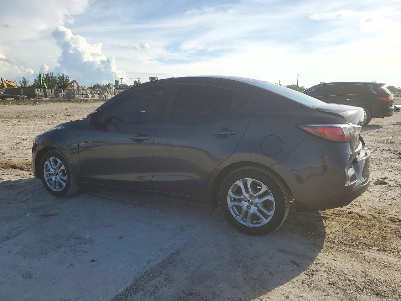 2017 Toyota Yaris Ia Base - Фото 2