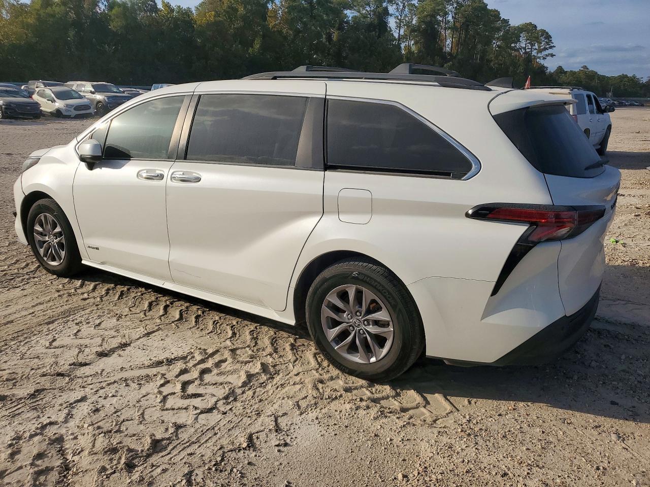 2021 Toyota Sienna Xle - Фото 2