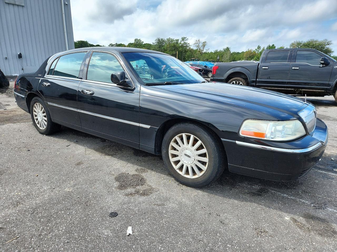 2004 Lincoln Town Car Executive - Фото 4