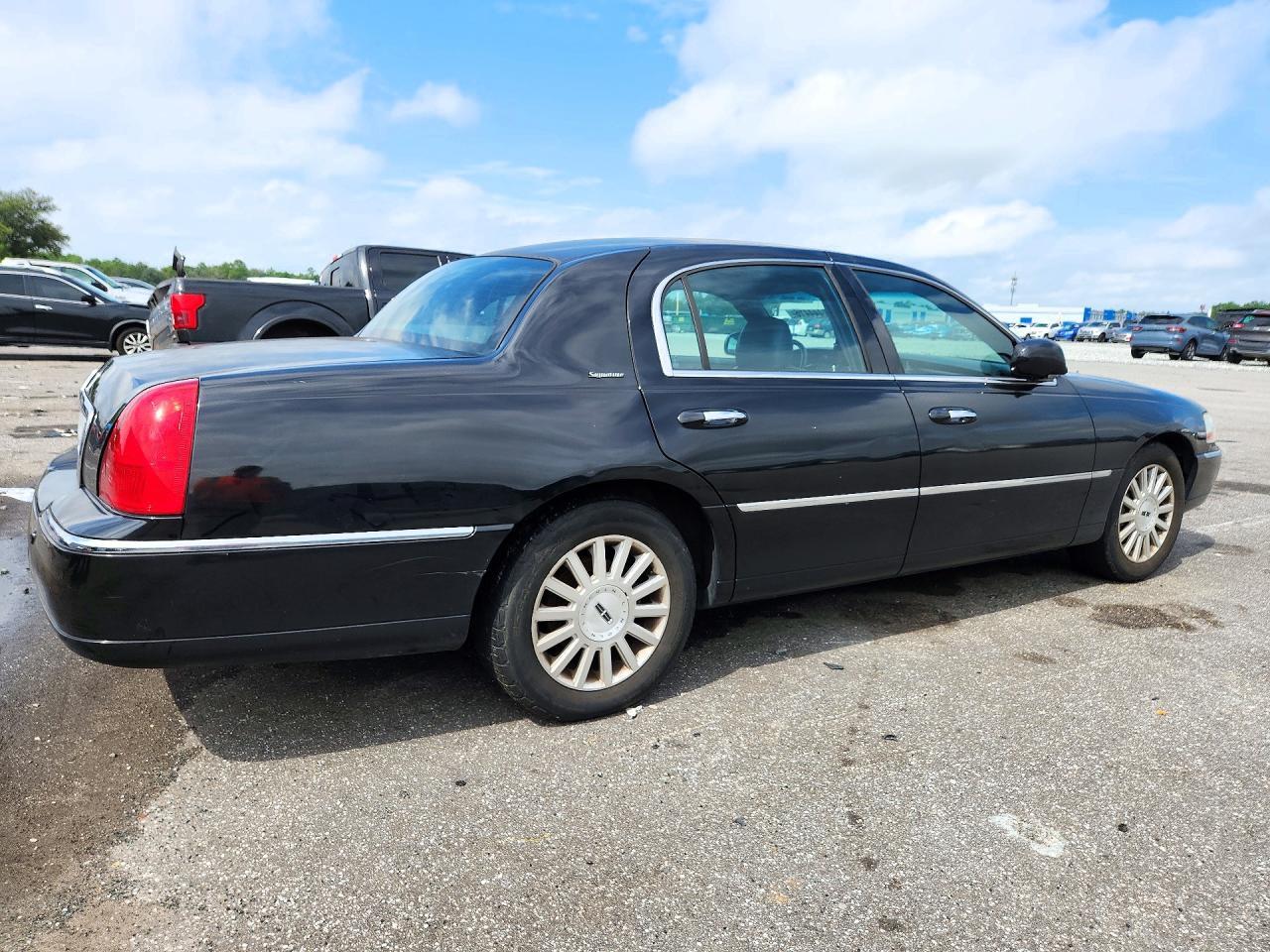 2004 Lincoln Town Car Executive - Фото 3