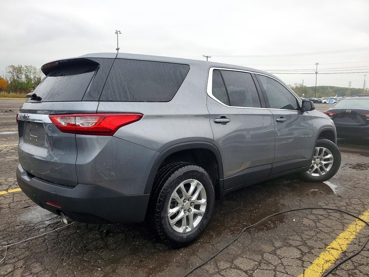 2018 Chevrolet Traverse Ls - Image 3
