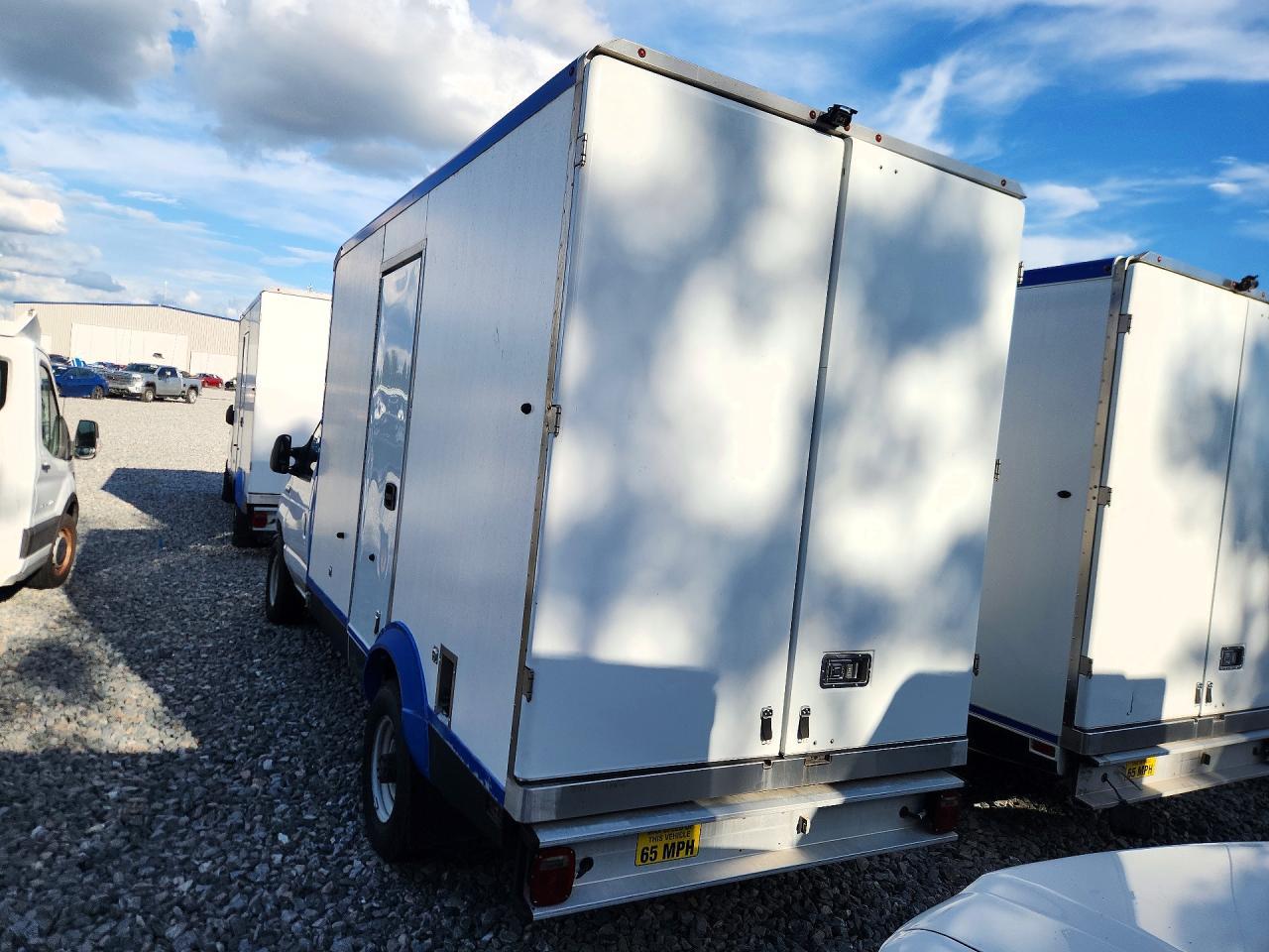 2023 Ford E350 - Refrigerated Box Truck - Фото 6