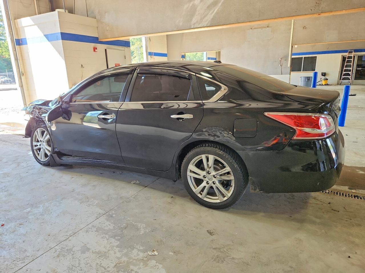 2013 Nissan Altima 3.5 S - Image 2