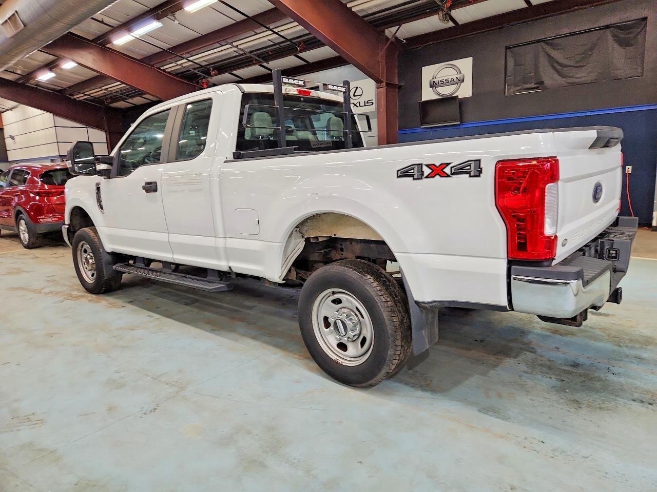 2017 Ford F350 Super Duty - Фото 2