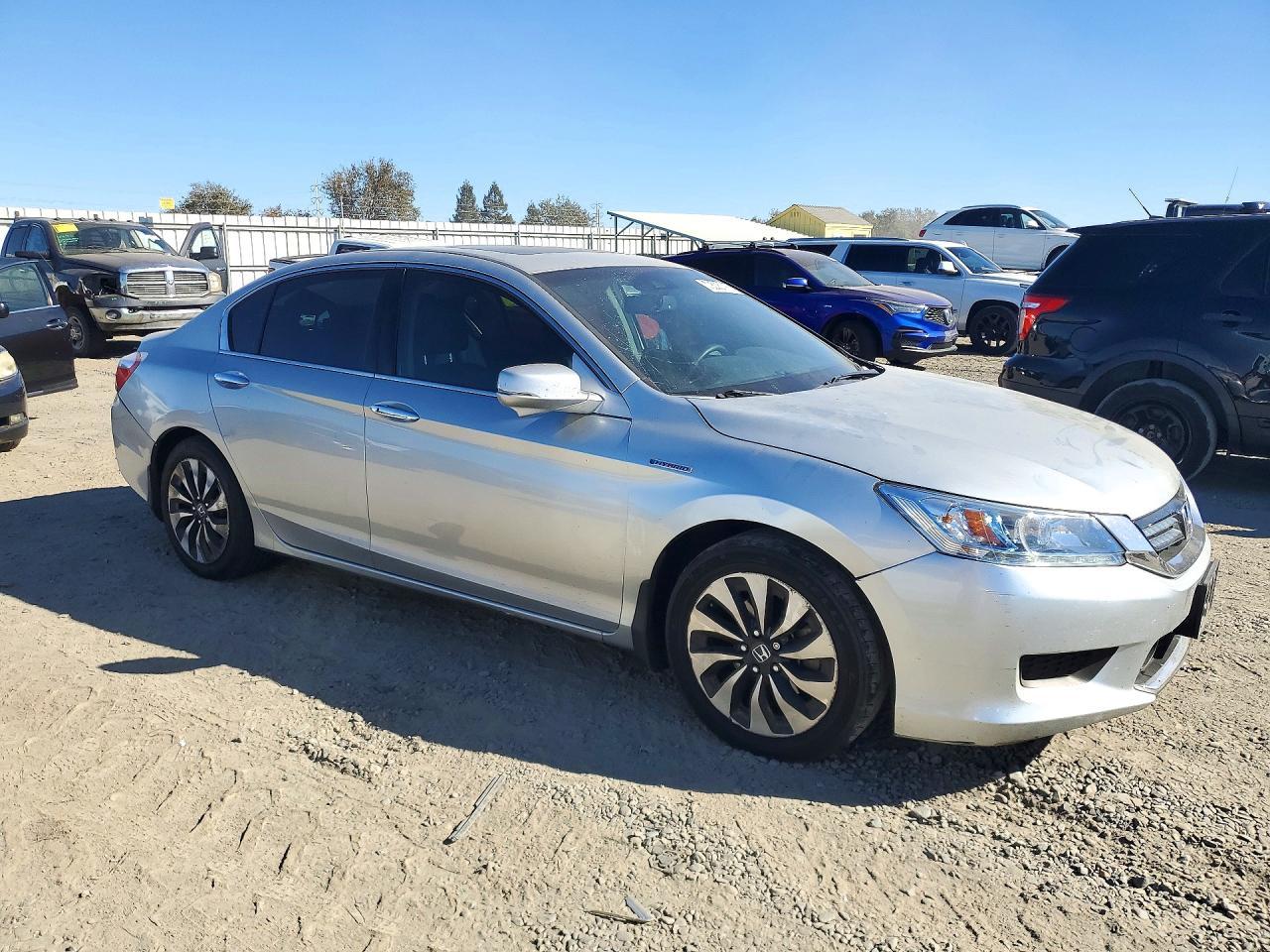 2014 Honda Accord Touring Hybrid - Image 4