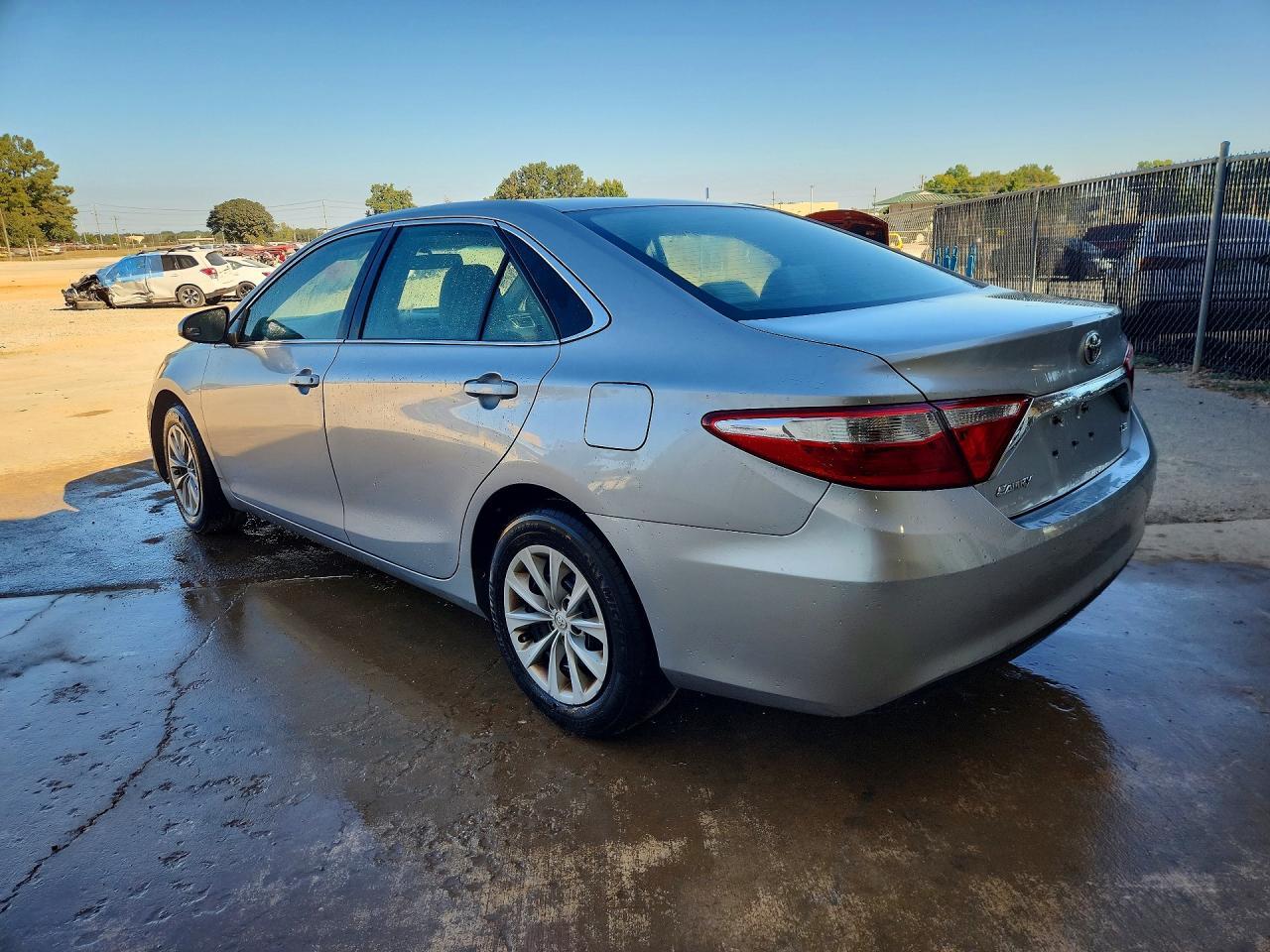 2016 Toyota Camry Le - Фото 2