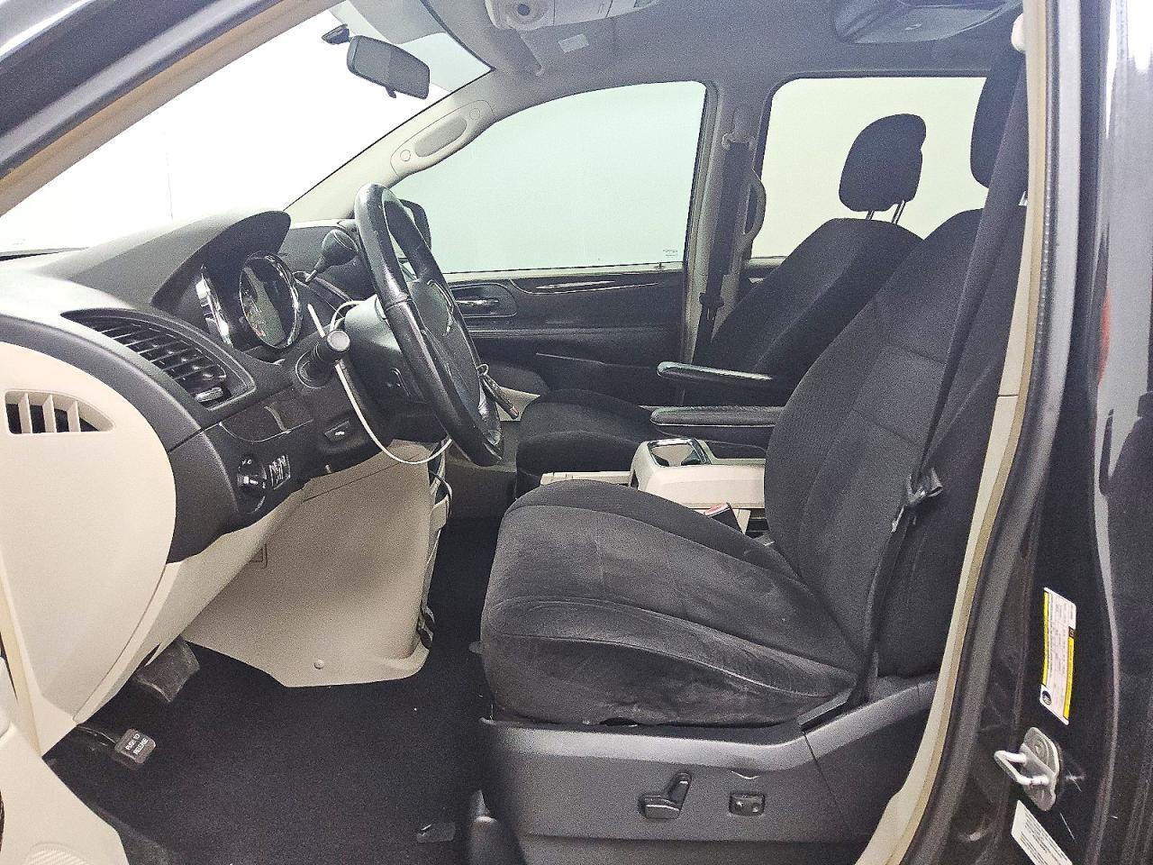 2011 Chrysler Town & Country Touring - Image 7