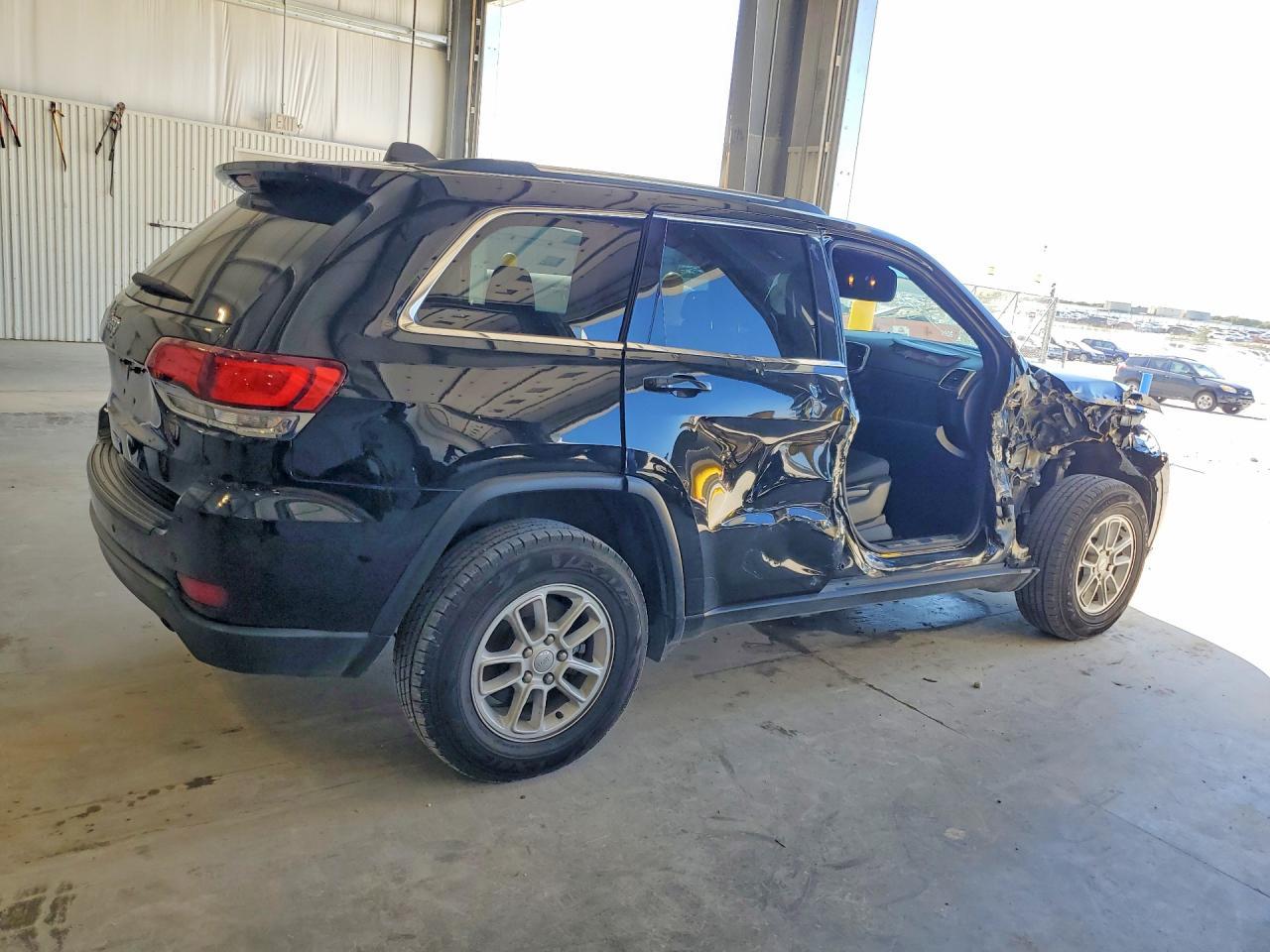 2020 Jeep Grand Cherokee Laredo - Image 3