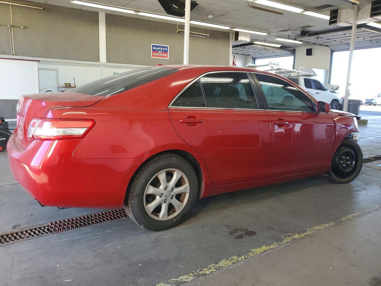 2010 Toyota Camry Le - Фото 3