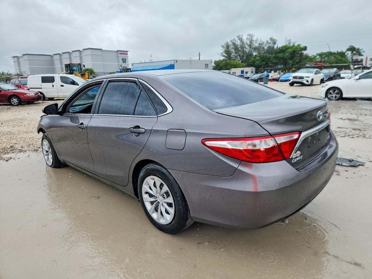 2017 Toyota Camry Le - Фото 2