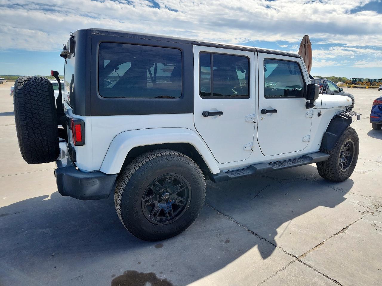 2017 Jeep Wrangler Unlimited Sahara - Image 3