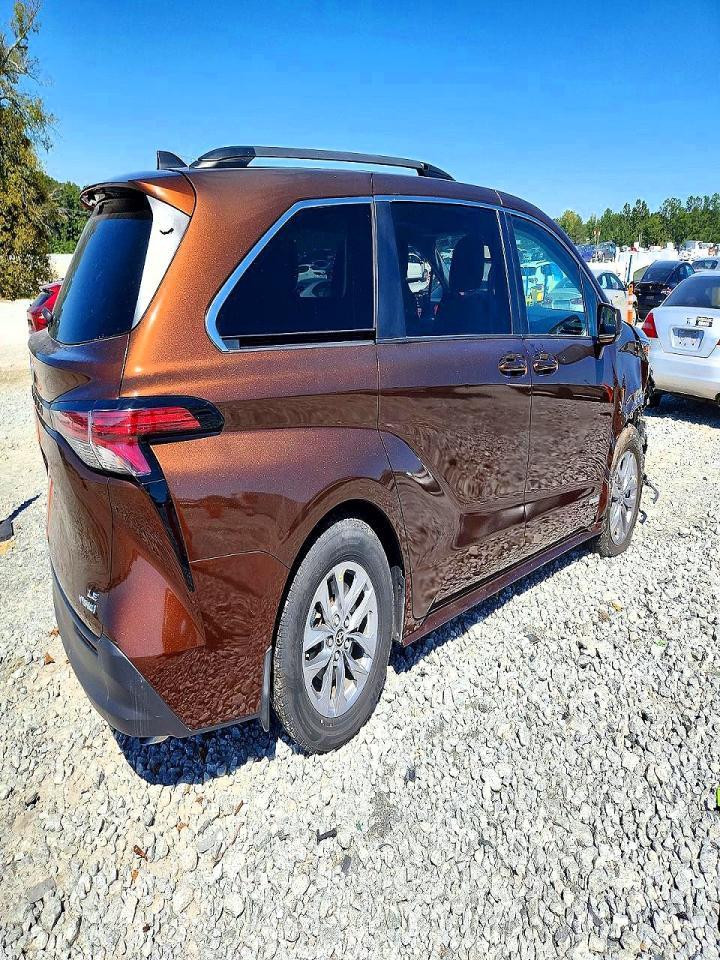 2021 Toyota Sienna Le - Фото 3