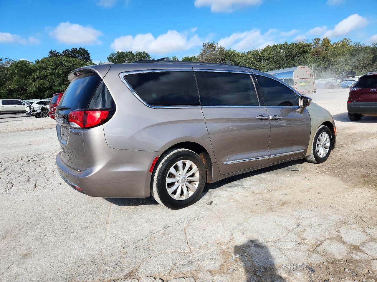 2017 Chrysler Pacifica Touring L - Image 3