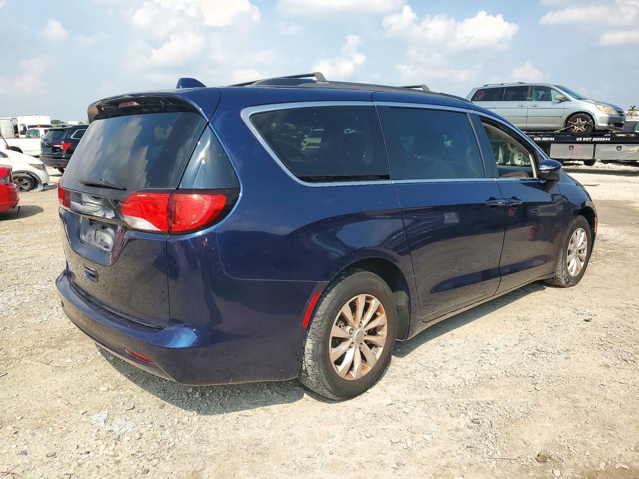 2017 Chrysler Pacifica Touring - Image 3