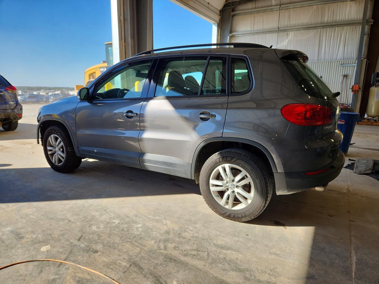 2016 Volkswagen Tiguan S - Фото 2