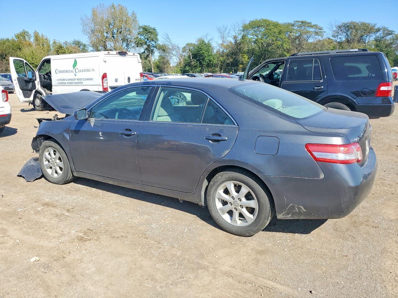 2011 Toyota Camry Le - Фото 2