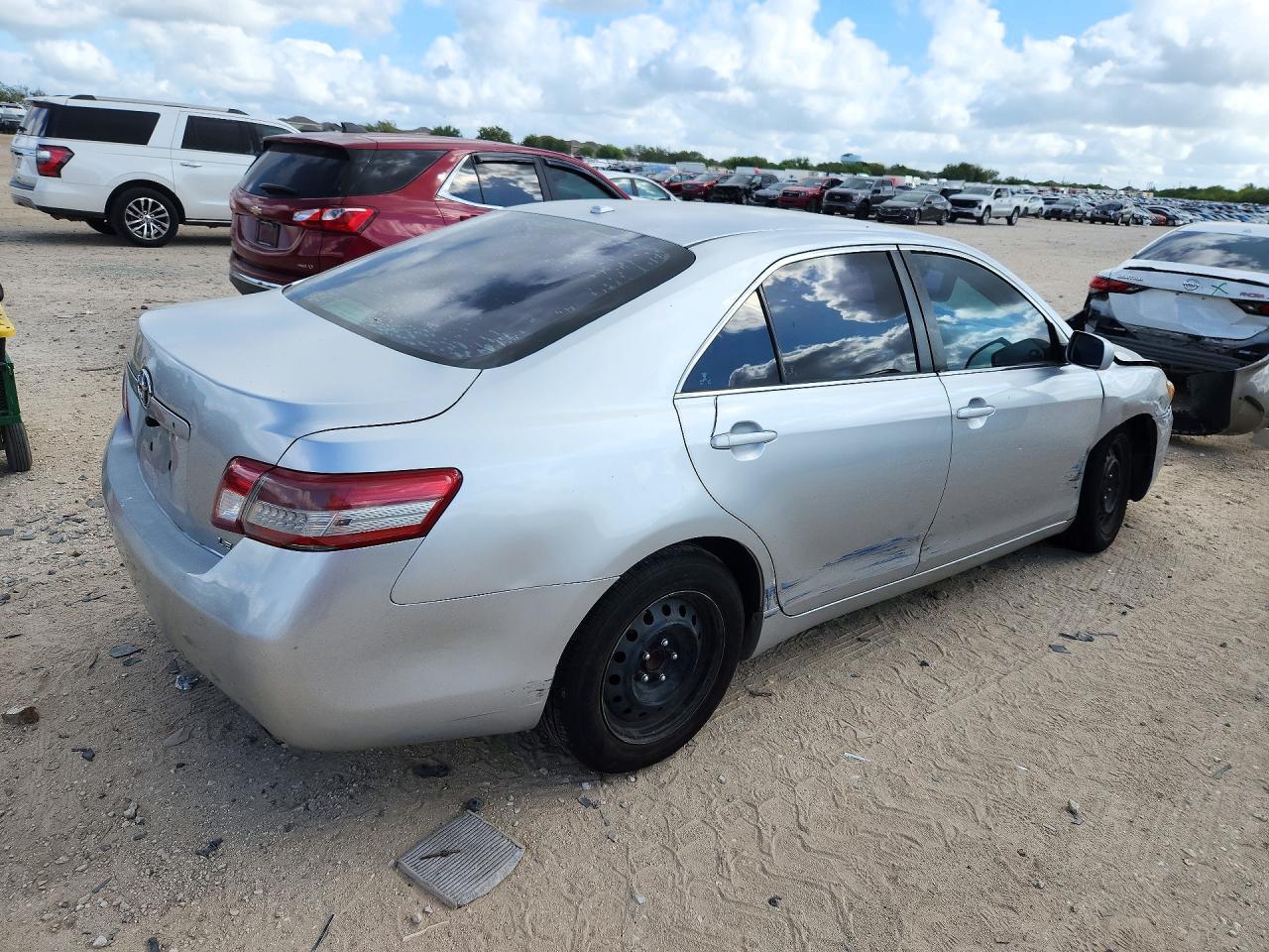 2011 Toyota Camry Le - Фото 3