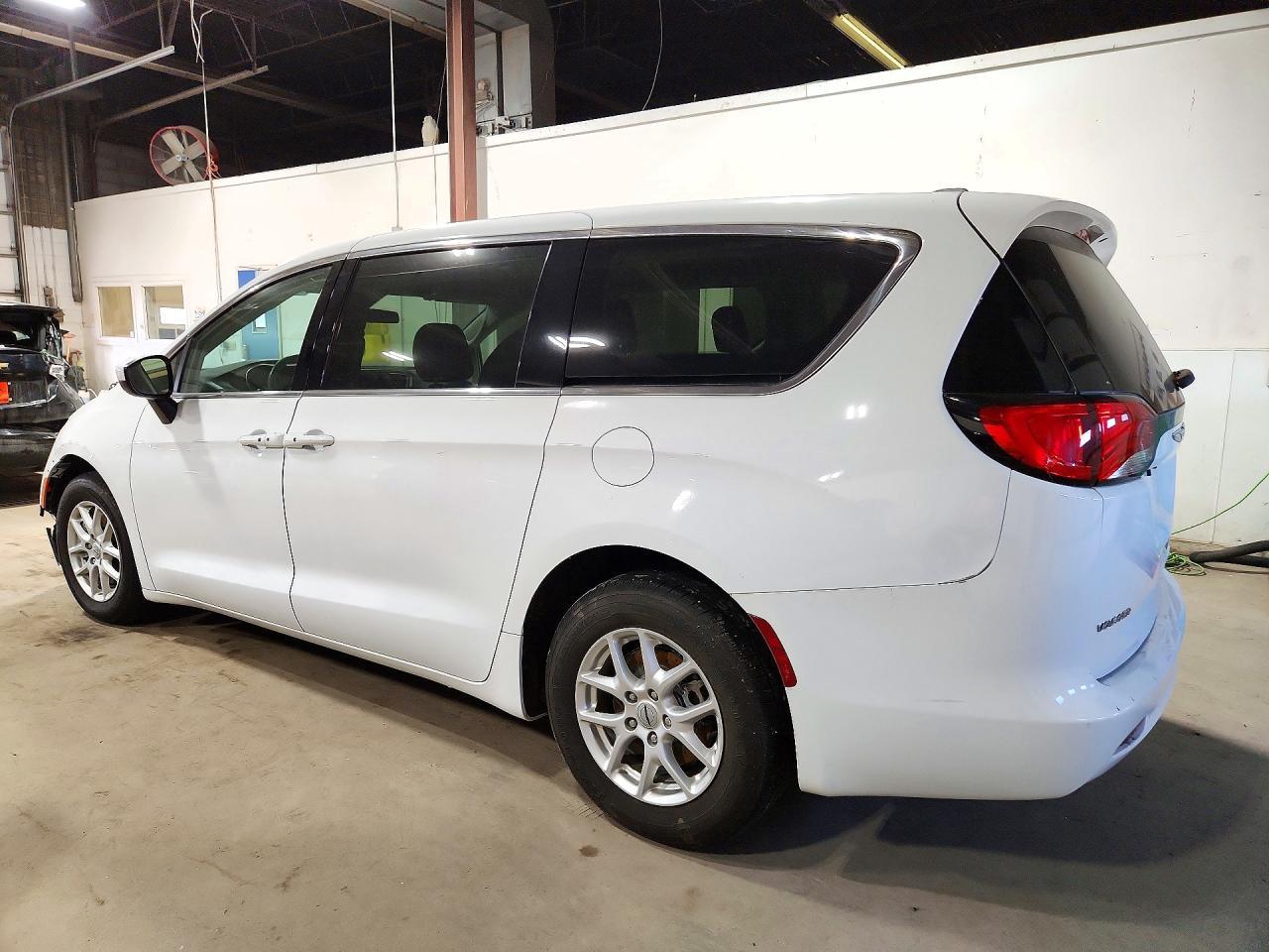 2022 Chrysler Voyager Lx - Фото 2