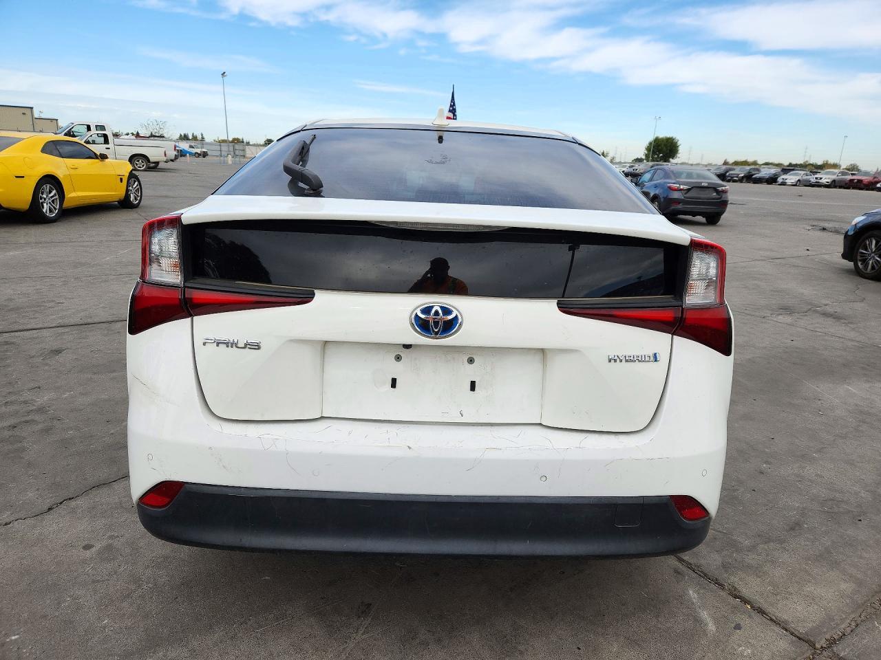 2020 Toyota Prius Le - Фото 6