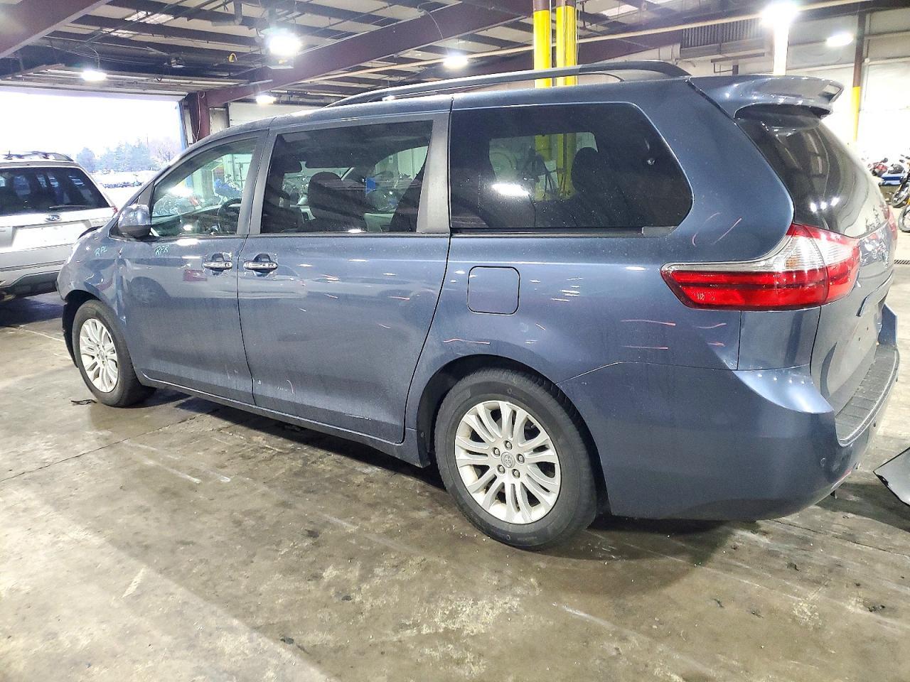 2017 Toyota Sienna Xle 8-Passenger - Фото 2