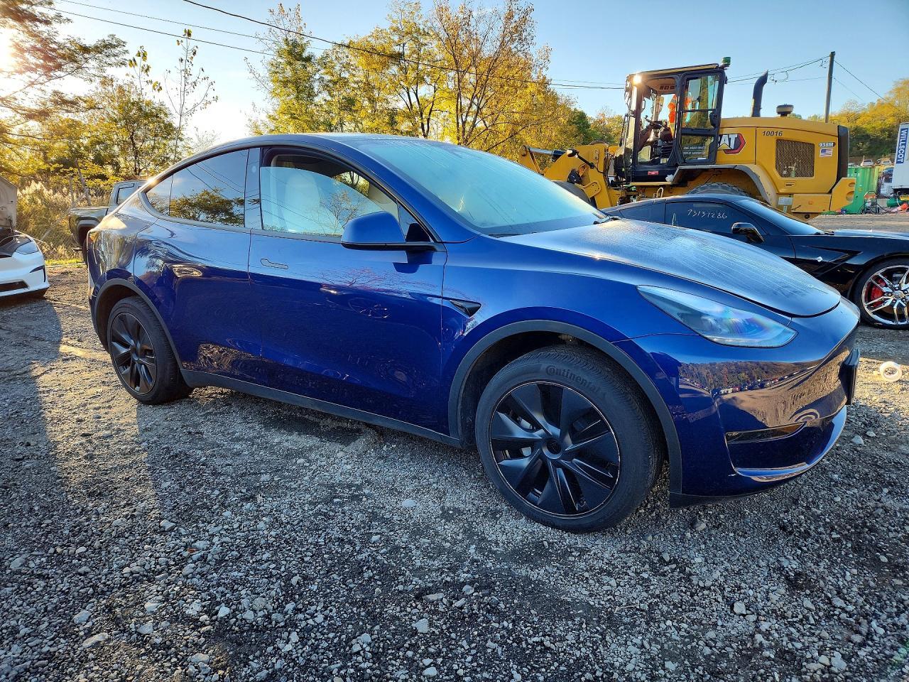 2025 Tesla Model Y - Фото 4