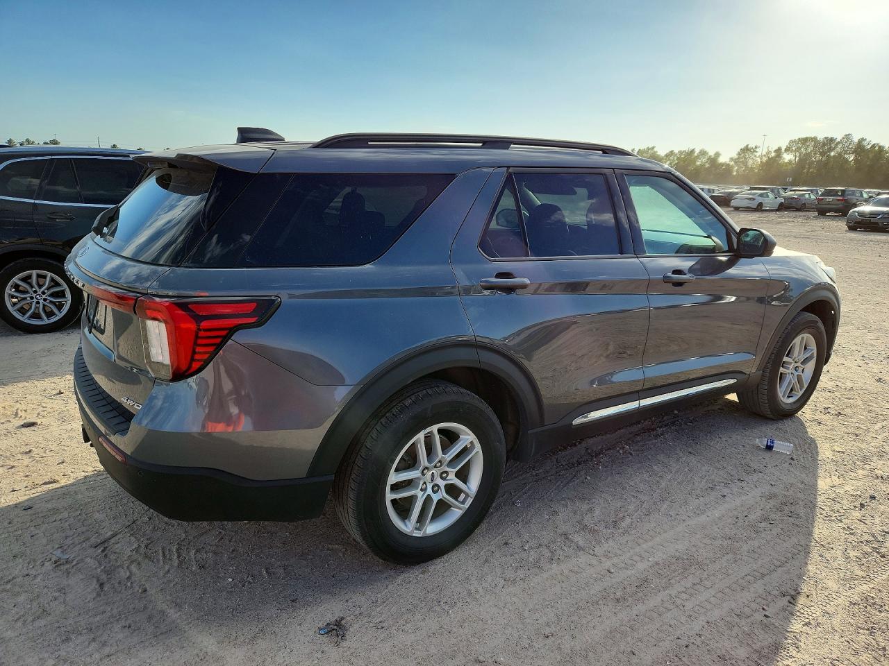 2025 Ford Explorer Active - Фото 3