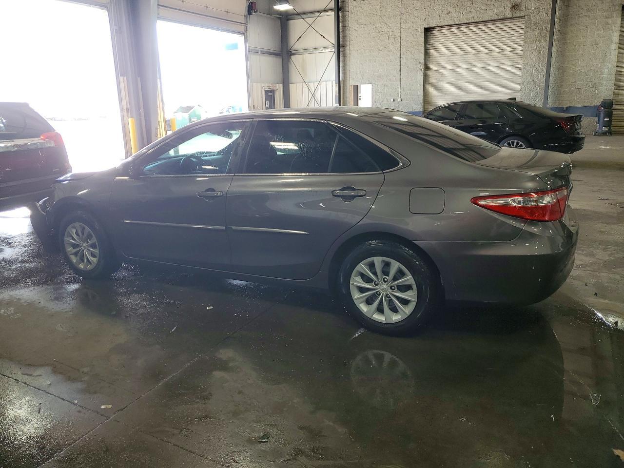 2016 Toyota Camry Le - Фото 2