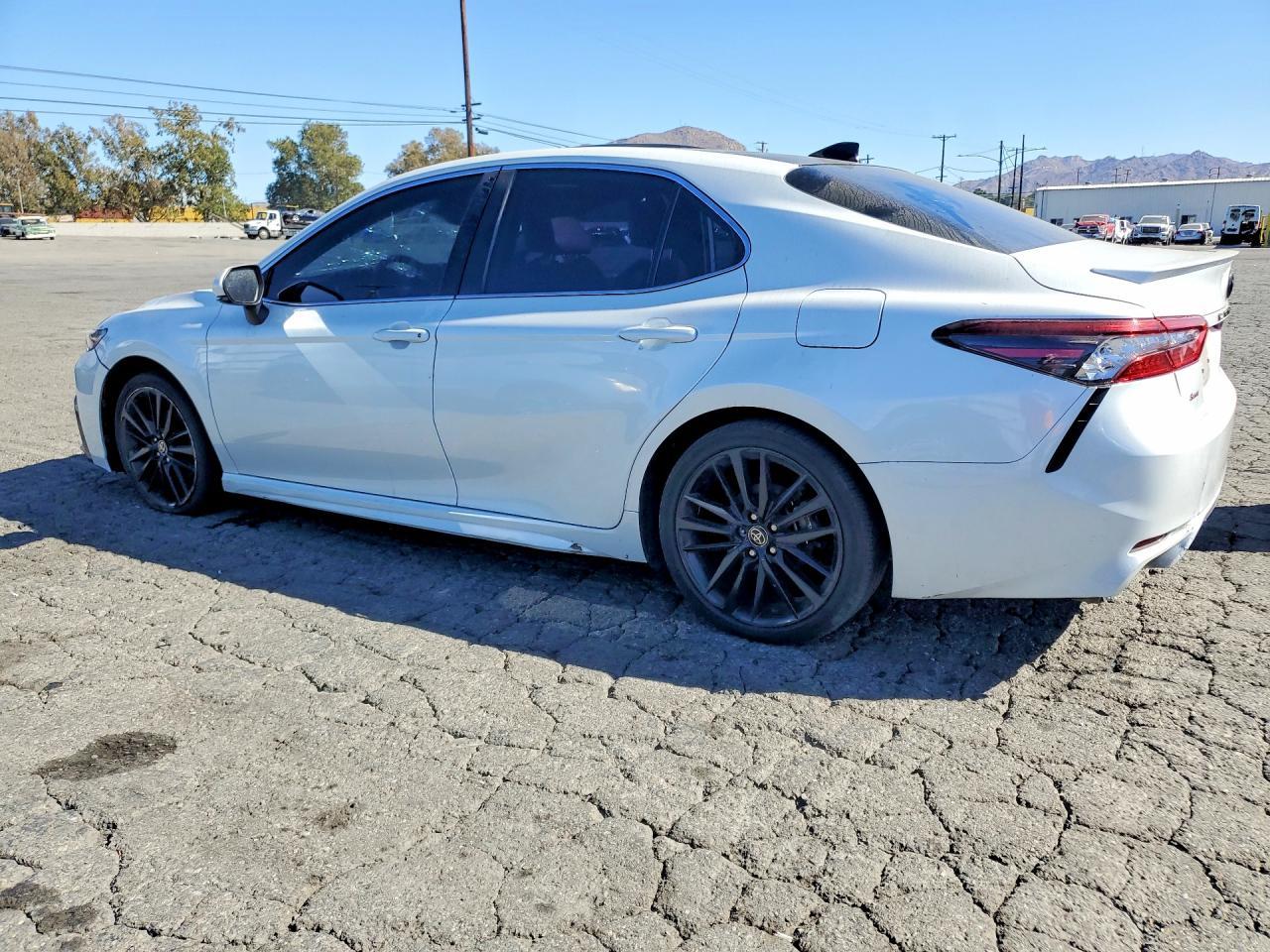 2021 Toyota Camry Xse - Фото 2