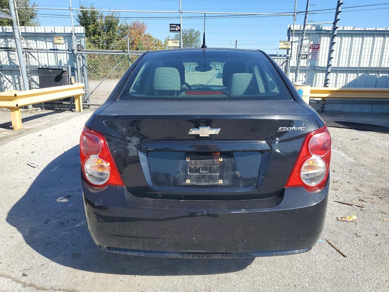 2013 Chevrolet Sonic Ls - Image 6