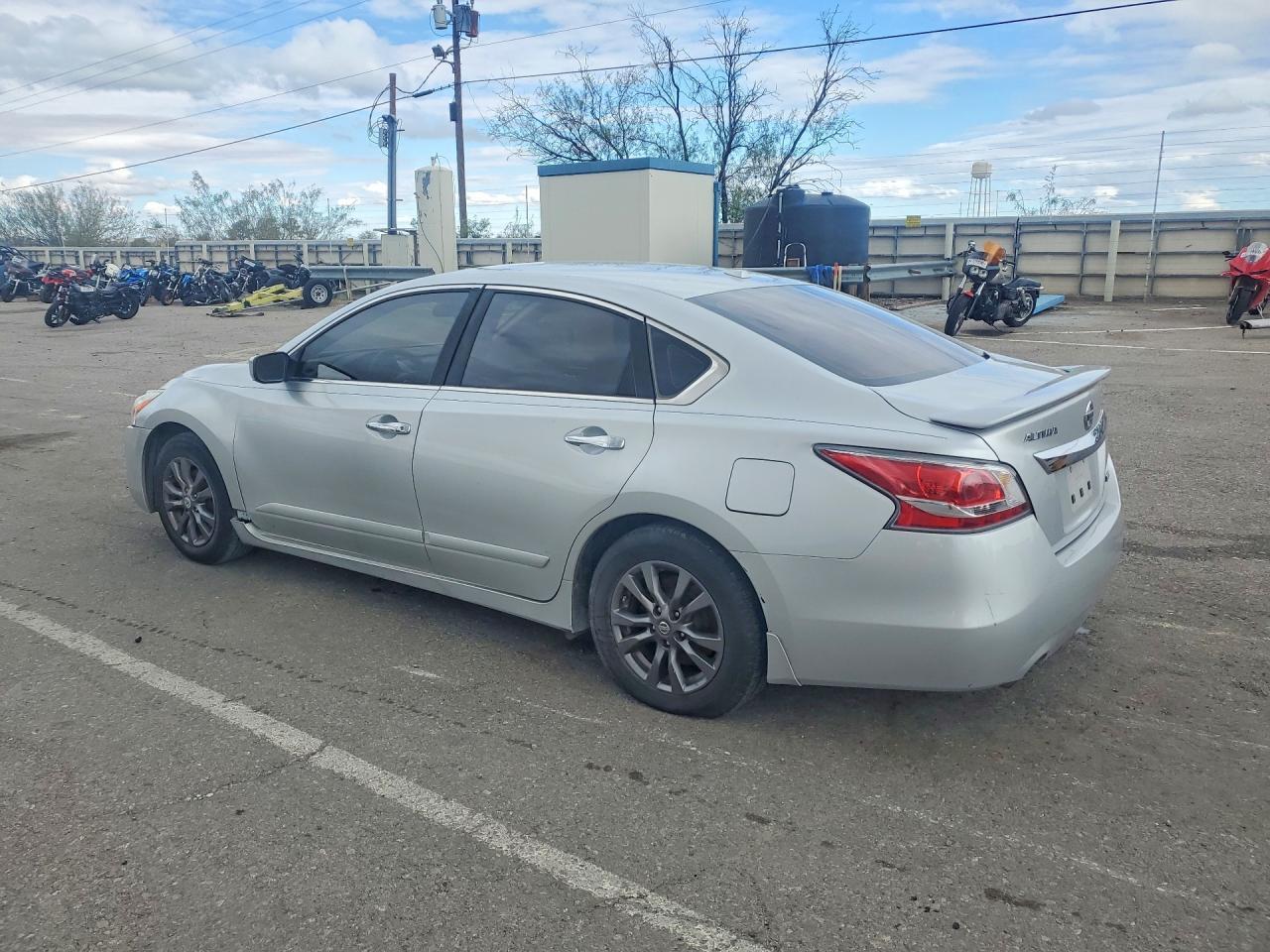 2015 Nissan Altima 2.5 S - Фото 2