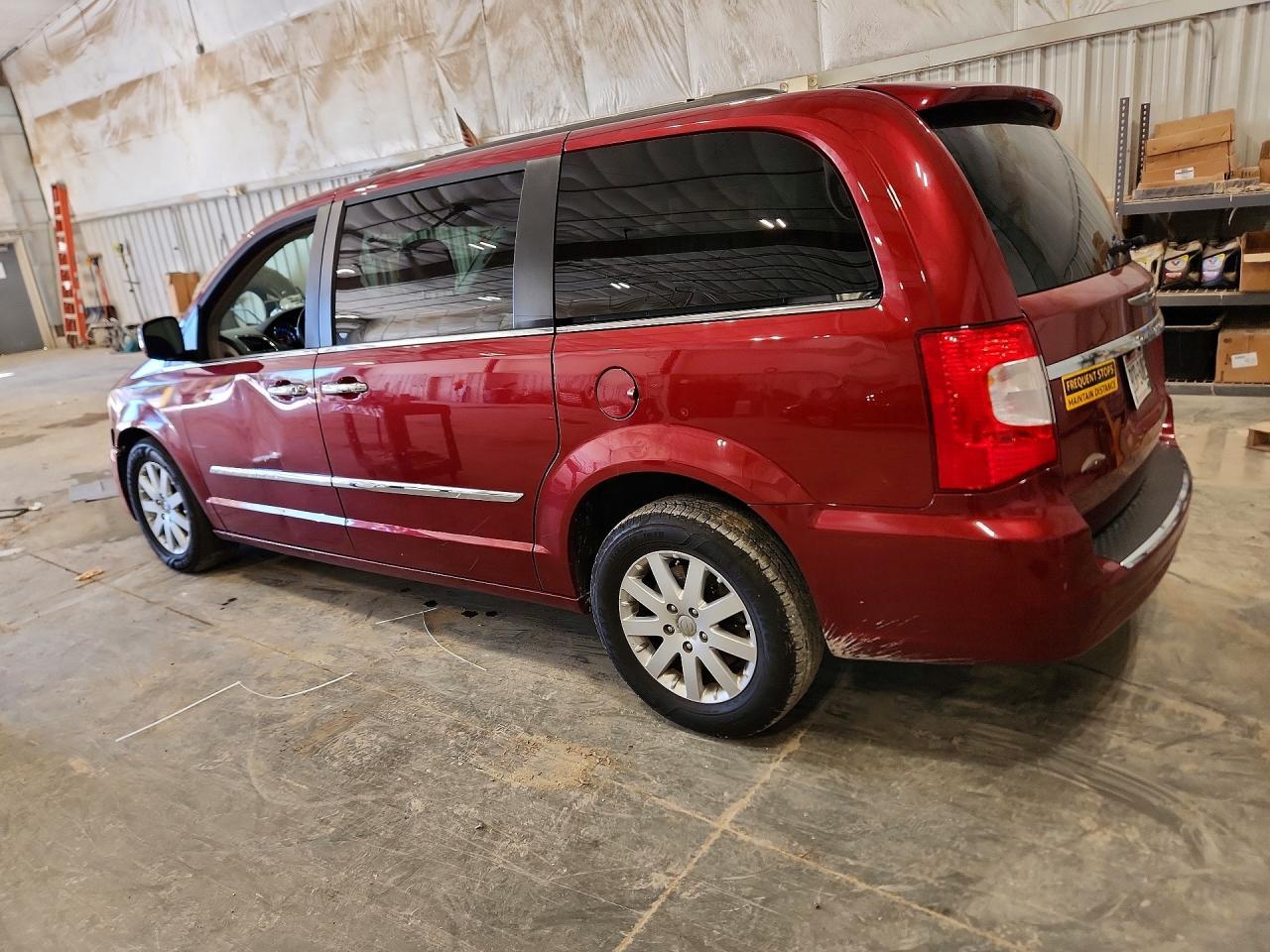 2016 Chrysler Town & Country Touring - Фото 2