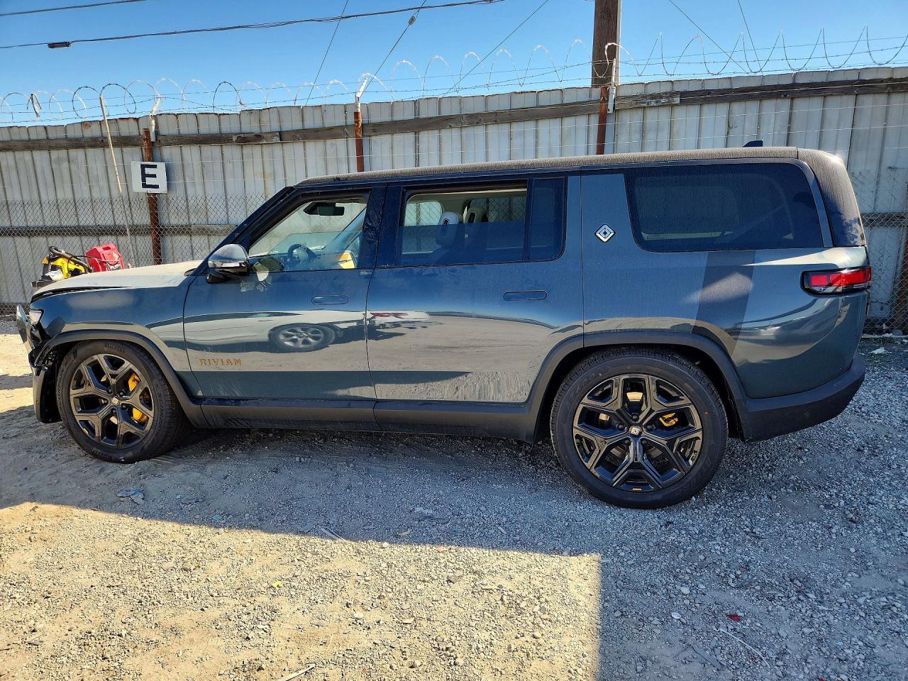 2025 Rivian R1S Premium - Image 2