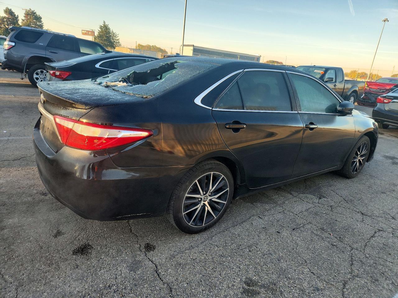 2017 Toyota Camry Se - Фото 3