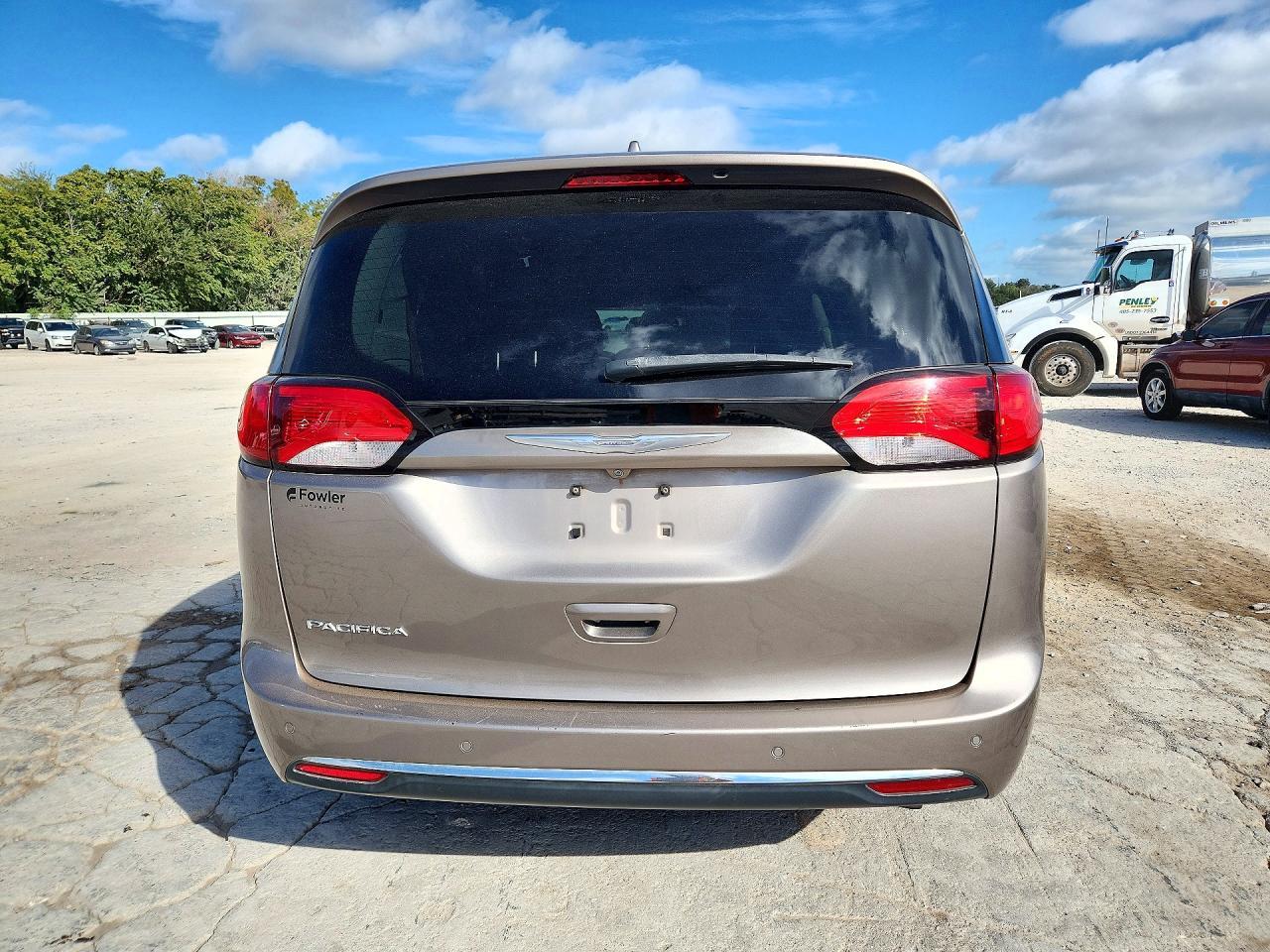 2017 Chrysler Pacifica Touring L - Image 6