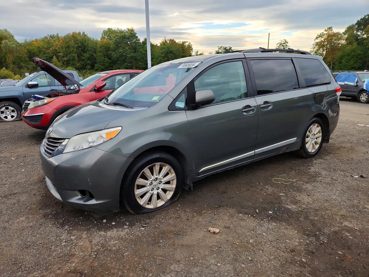 2013 Toyota Sienna Le 7-Passenger