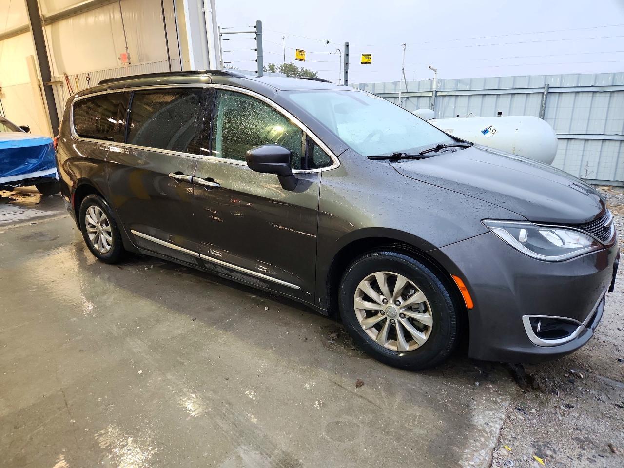2017 Chrysler Pacifica Touring L - Image 4