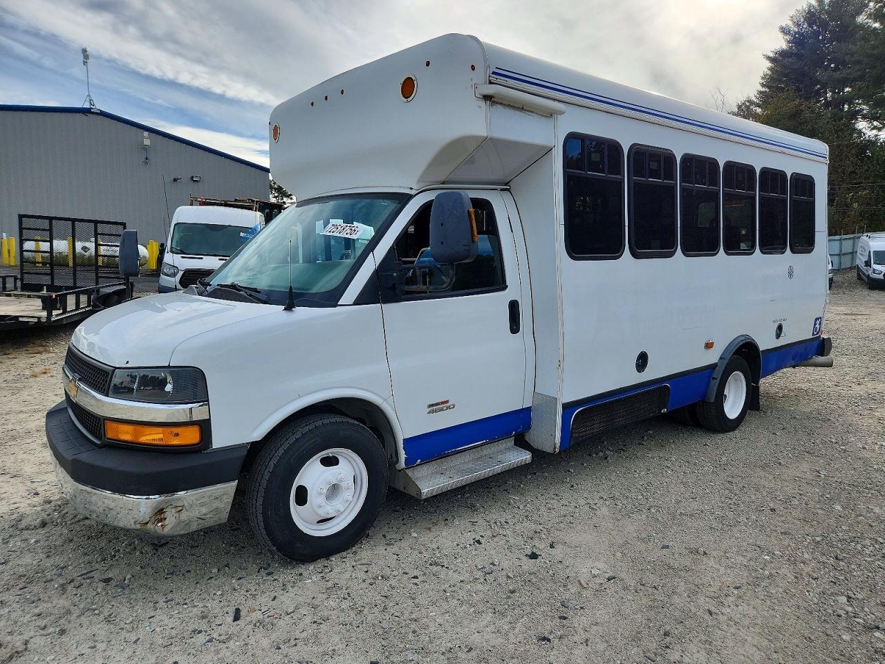 2016 Chevrolet Express G4500 - Image 2