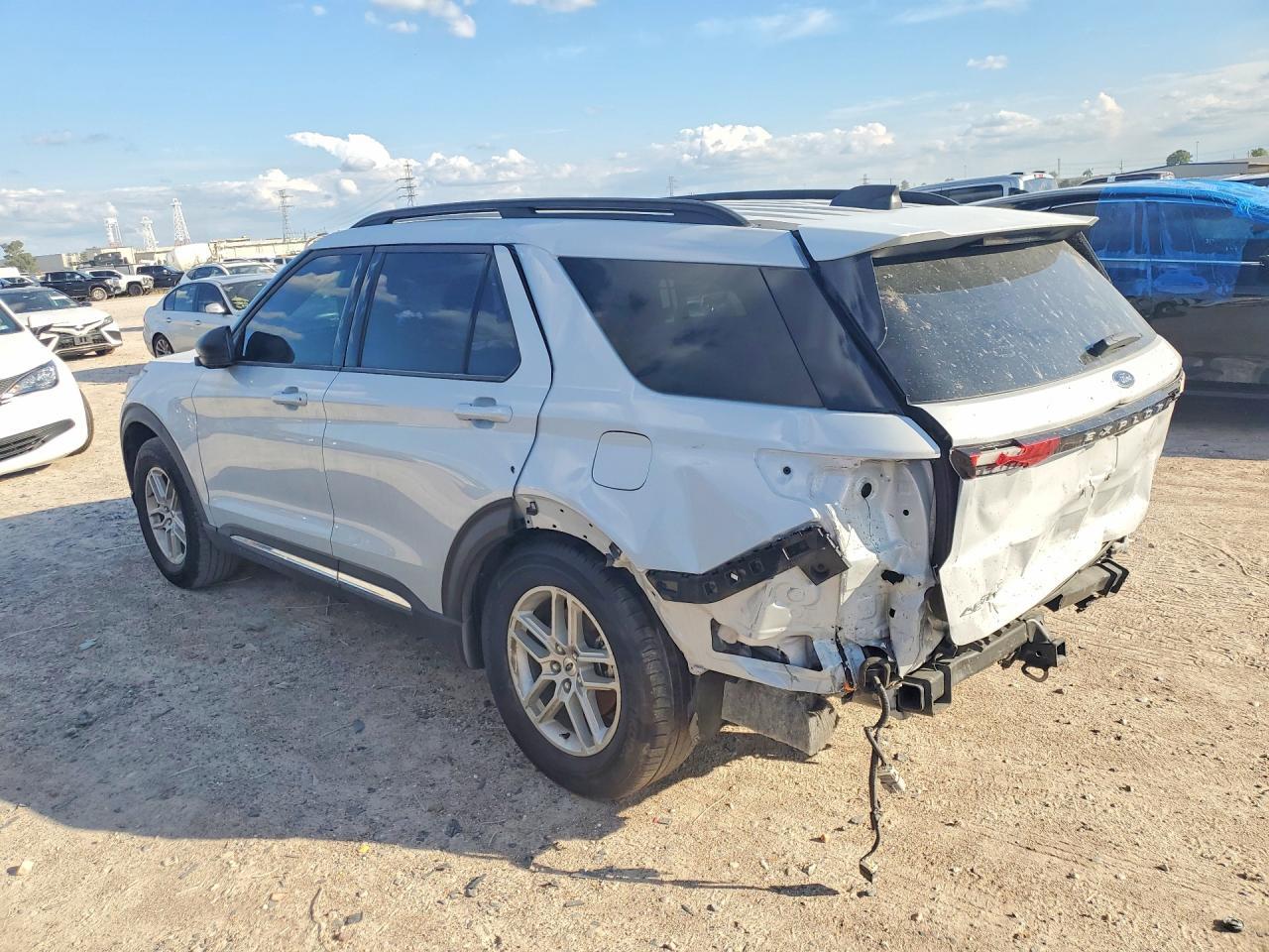 2025 Ford Explorer Active - Фото 2
